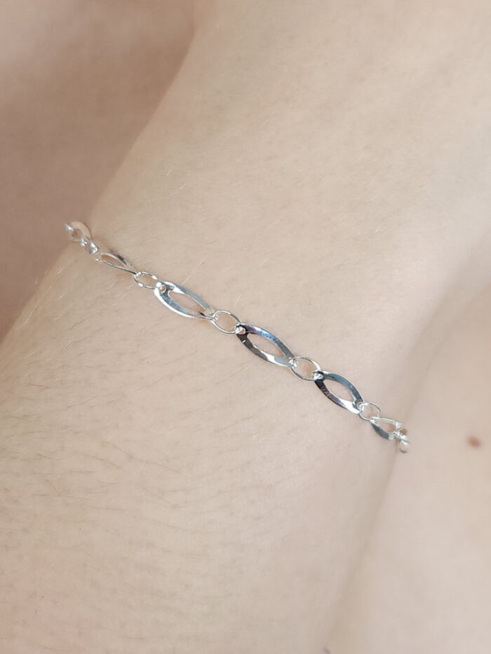 Pulseira elos ovais torcido prateada