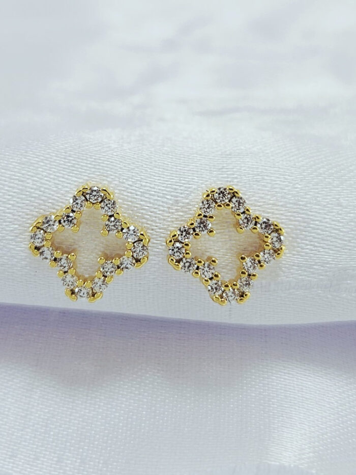 Brinco trevo fio cravejado vazado