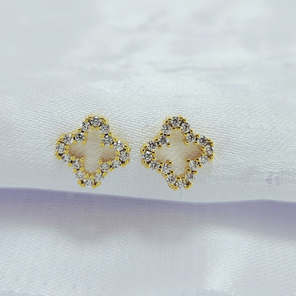 Brinco trevo fio cravejado vazado