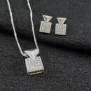 Conjunto quadrado cravejado detalhe triângulo