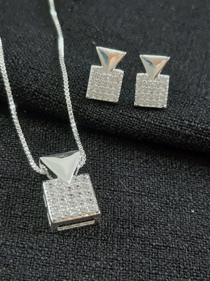 Conjunto quadrado cravejado detalhe triângulo