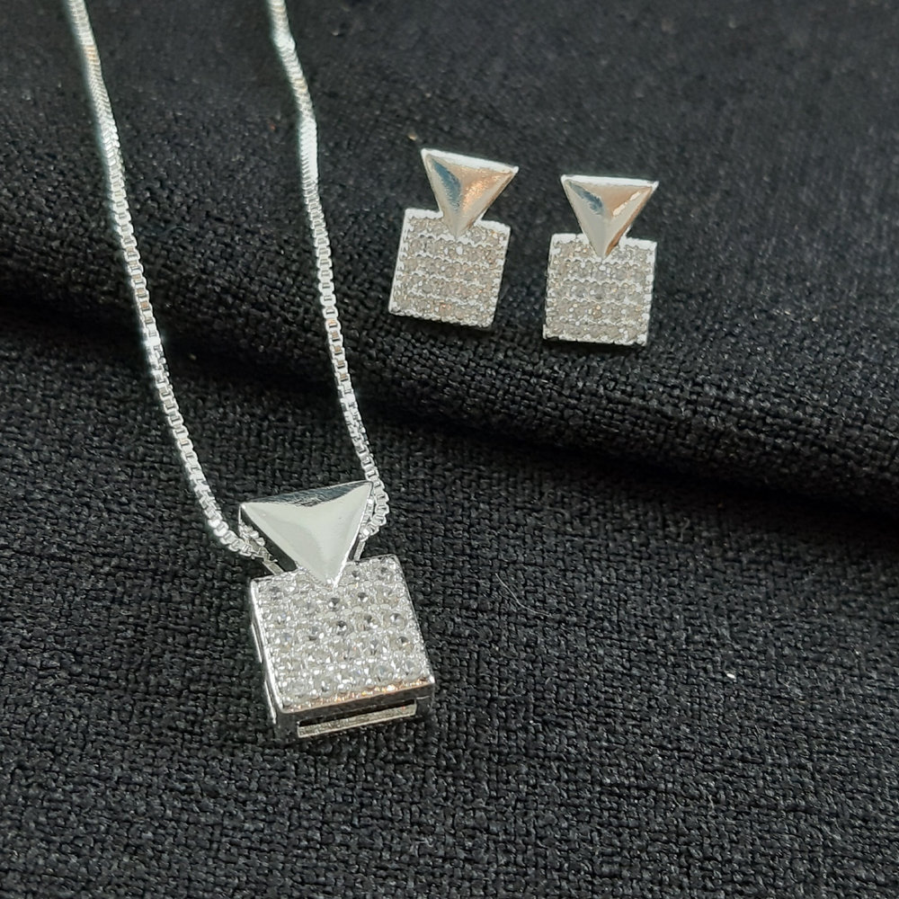 Conjunto quadrado cravejado detalhe triângulo