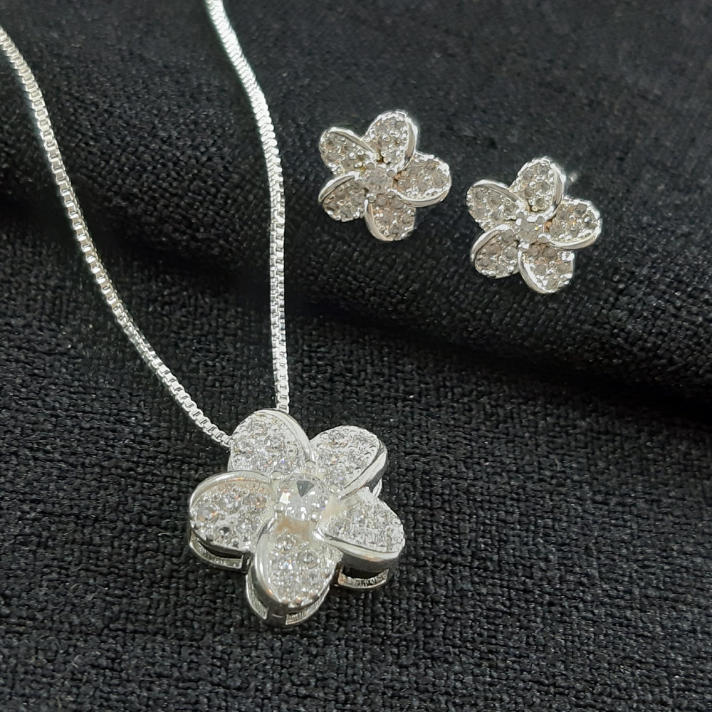 Conjunto flor cravejado