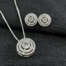 Conjunto  redondo cravejado com pedra cristal