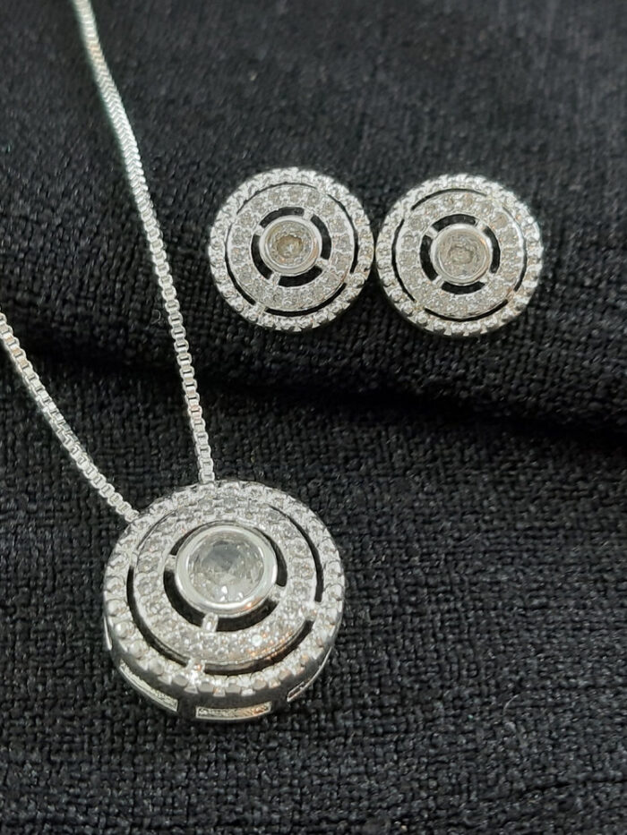 Conjunto  redondo cravejado com pedra cristal