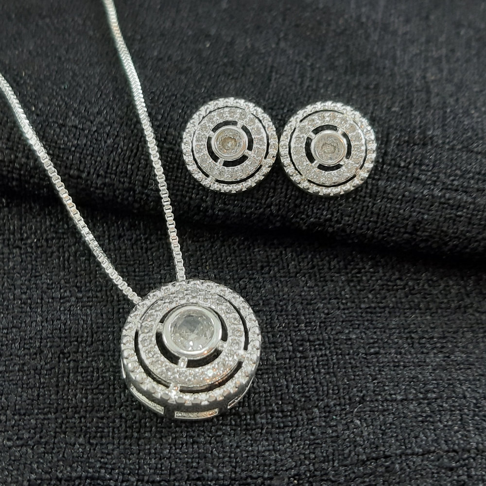 Conjunto redondo cravejado com pedra cristal