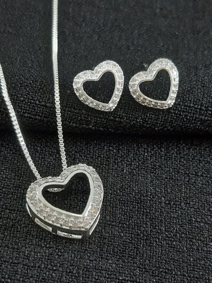 Conjunto coração vazado detalhado