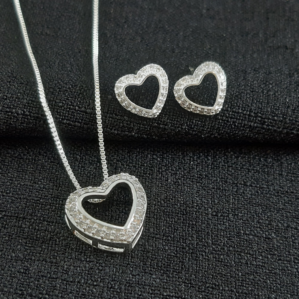 Conjunto coração vazado detalhado