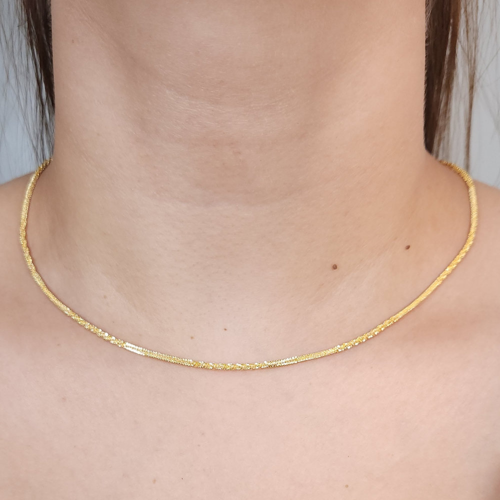 Gargantilha chocker fio torcido detalhe fosco dourado