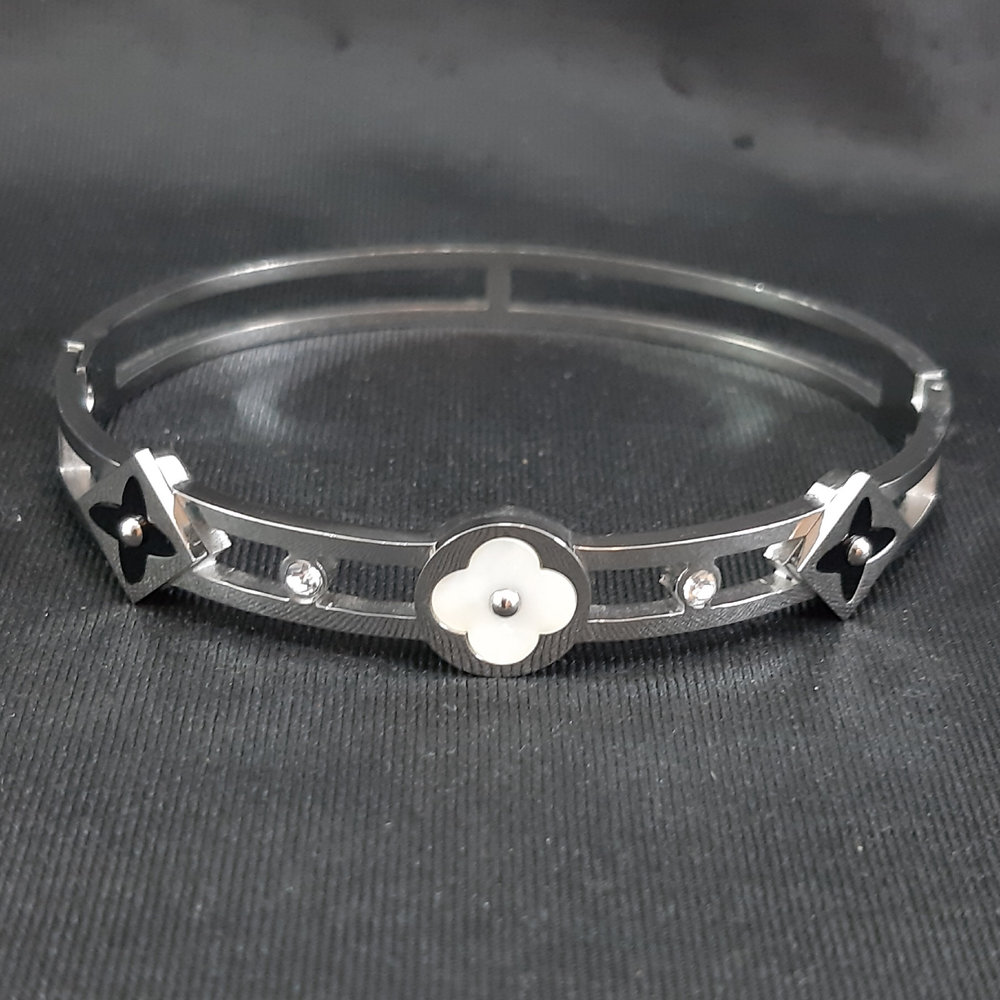 Bracelete dois fios com detalhe trevo