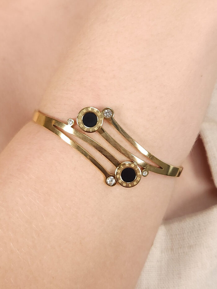 Bracelete fios duplo com detalhe círculo preta com ponto de luz