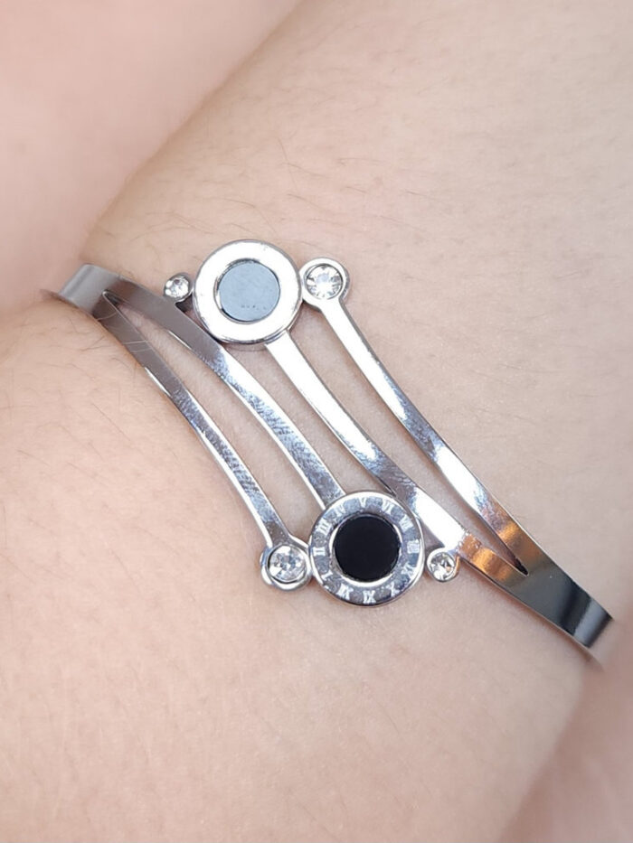 Bracelete com pontos de luz e detalhe preto