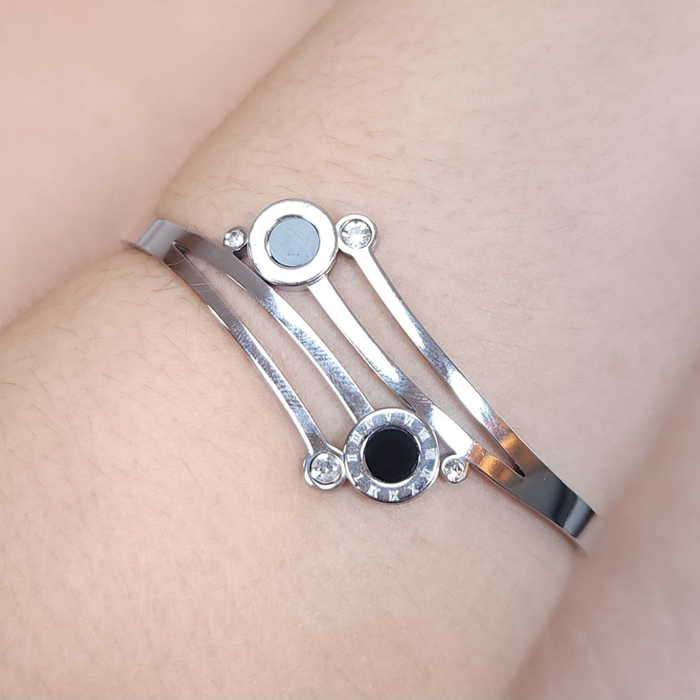 Bracelete com pontos de luz e detalhe preto