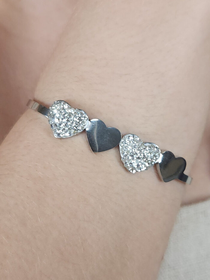 Bracelete com detalhe coração liso e cravejado