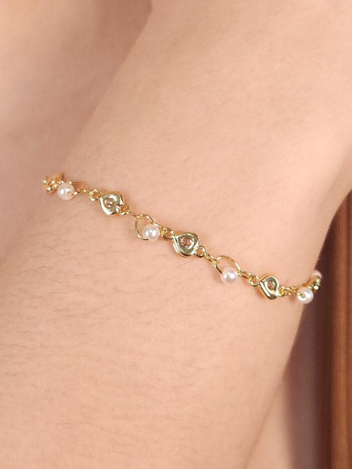 Pulseira pérola com coração e ponto de luz