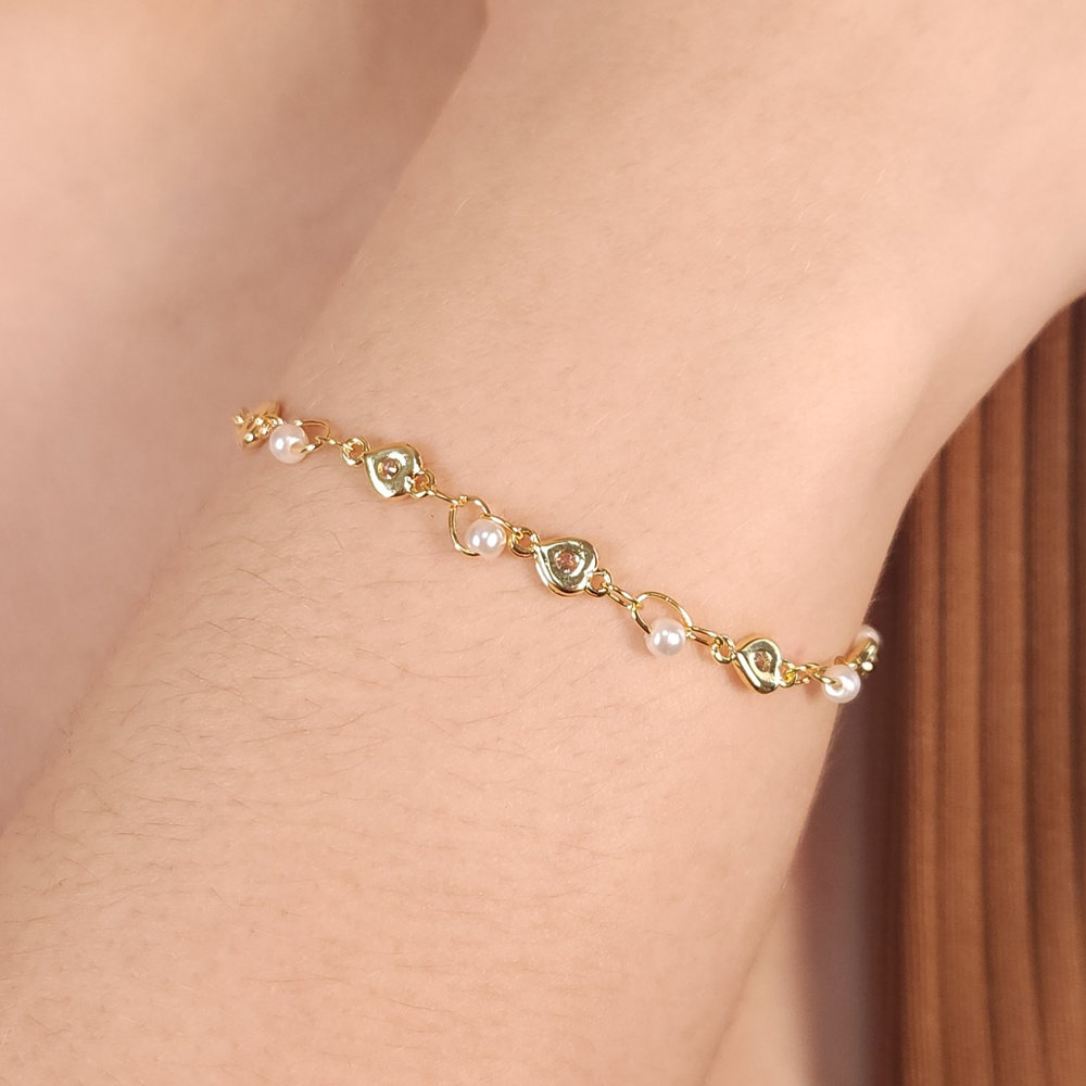 Pulseira pérola com coração e ponto de luz
