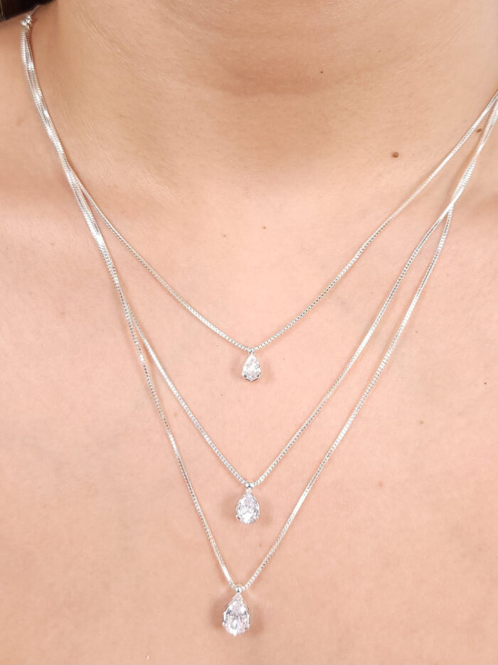 Gargantilha fios tripla com ponto de luz