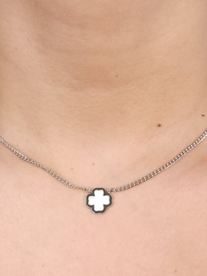 Gargantilha chocker flor branca esmaltada