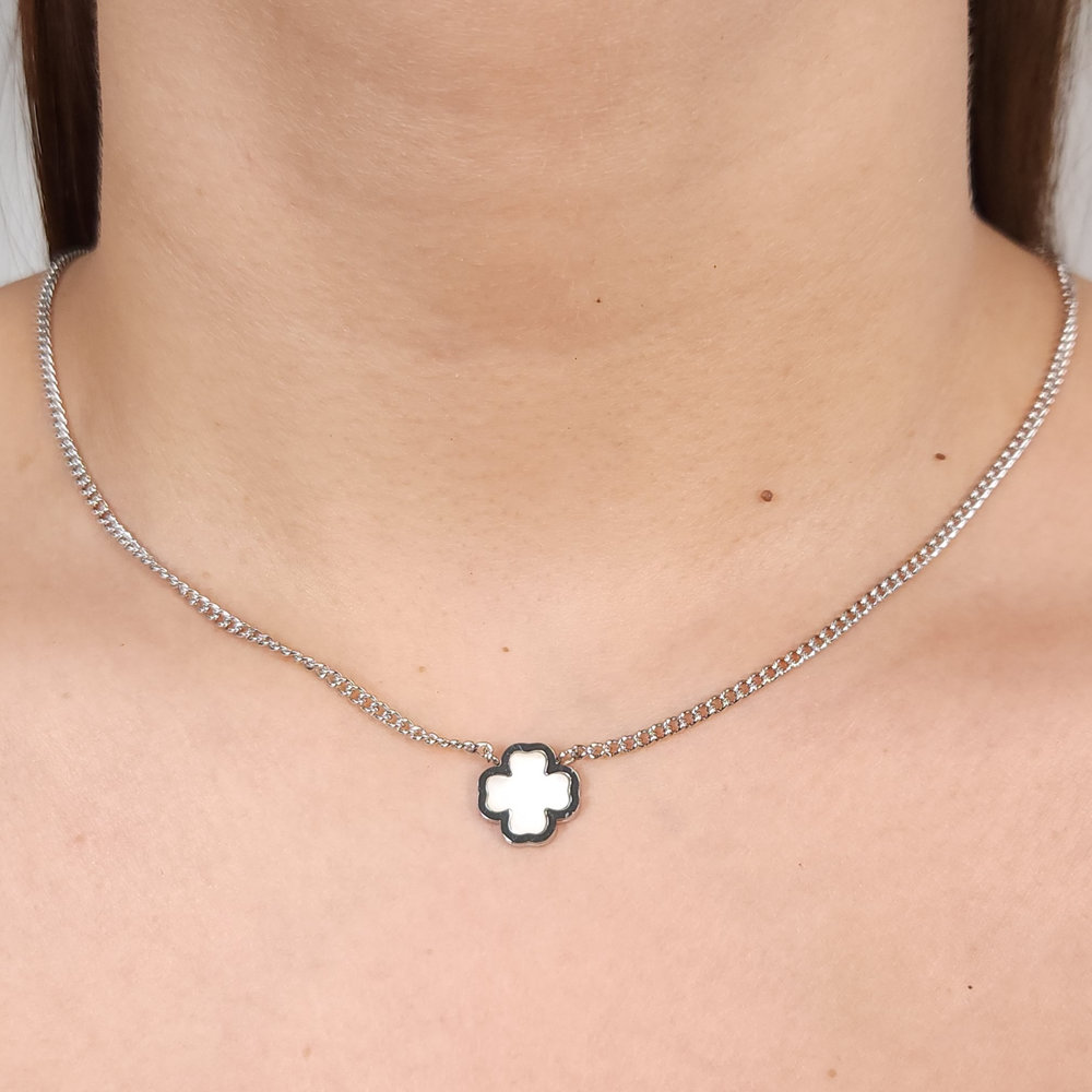 Gargantilha chocker flor branca esmaltada