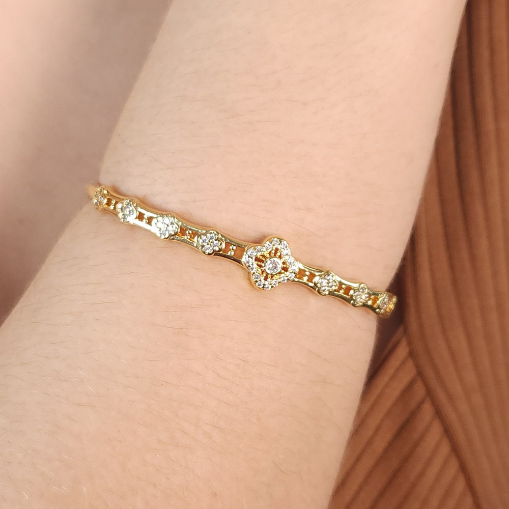 Bracelete trevo cravejado com fio vazado