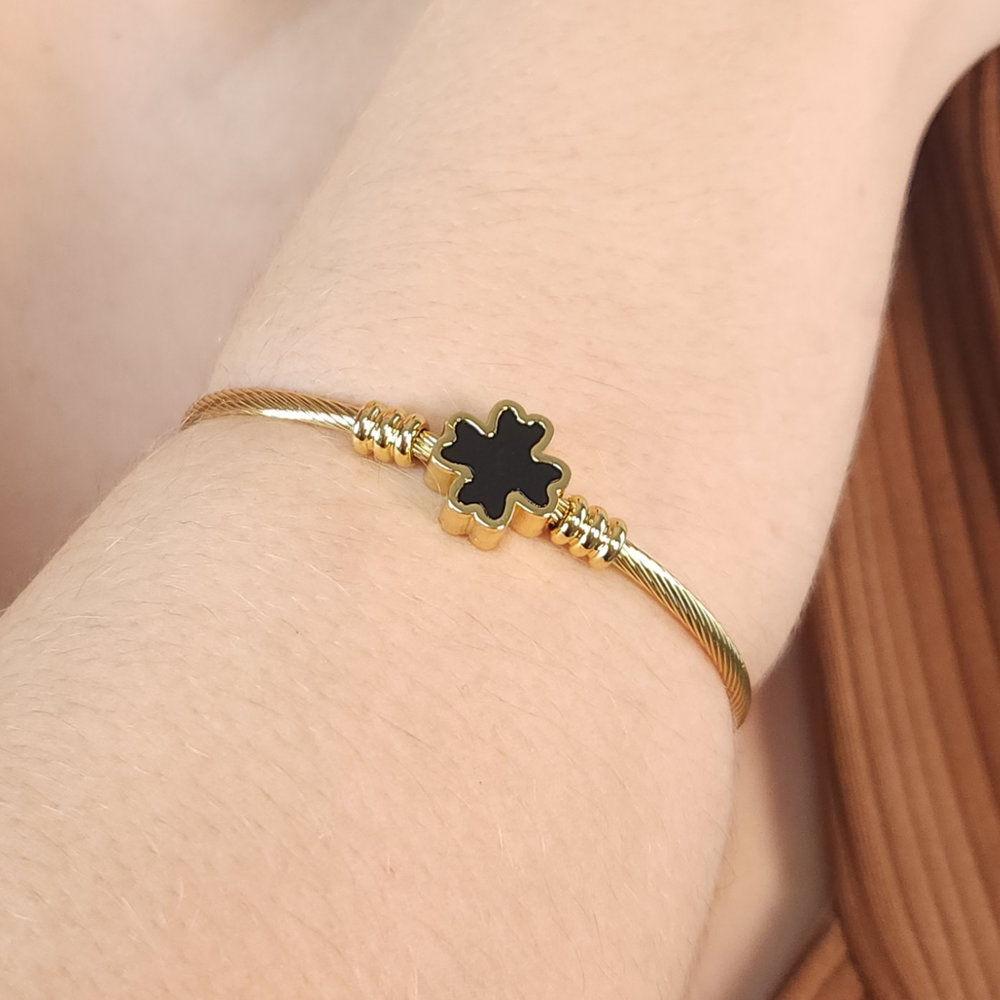 Bracelete trevo fio detalhado