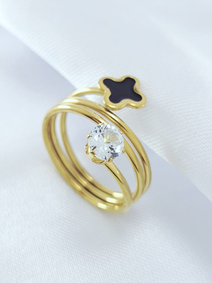 Anel fios lisos com trevo preto e ponto de luz