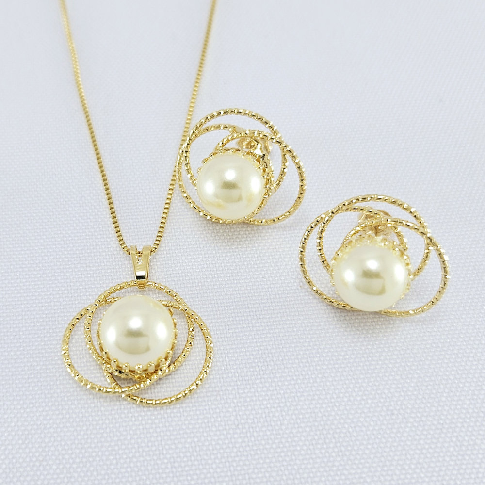 Conjunto de pérolas com fios entrelaçaos vazados