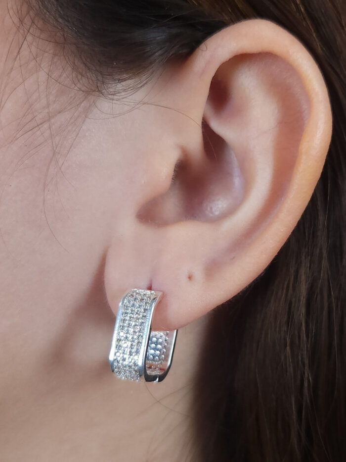 Brinco argola quadrado cravejado