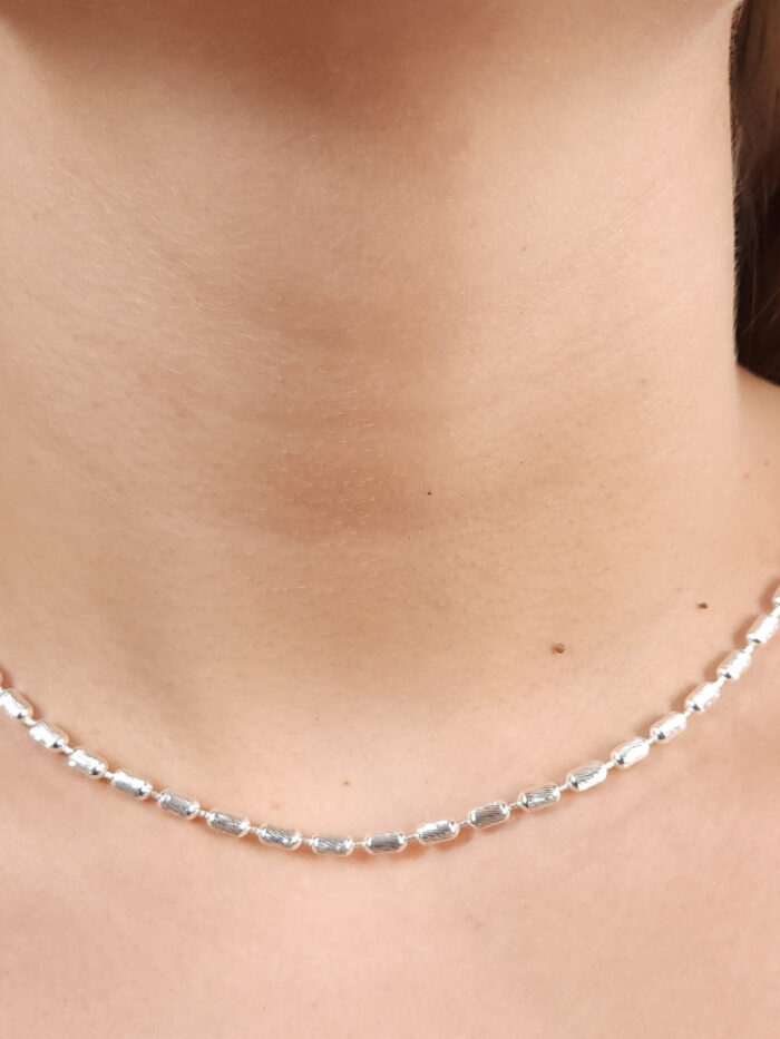 Gargantilha choker com pinos detalhados