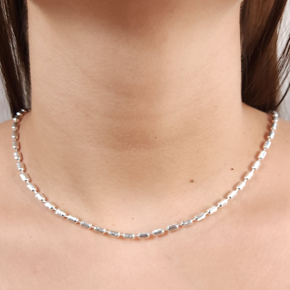 Gargantilha choker com pinos detalhados