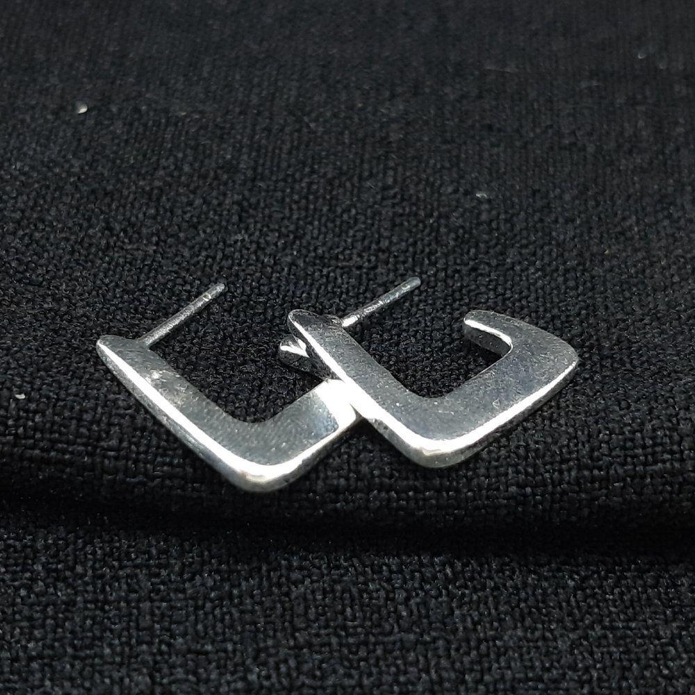 Brinco argola triangular chapeada