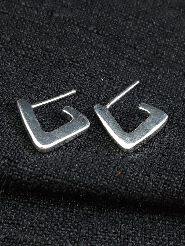 Brinco argola triangular chapeada prateado