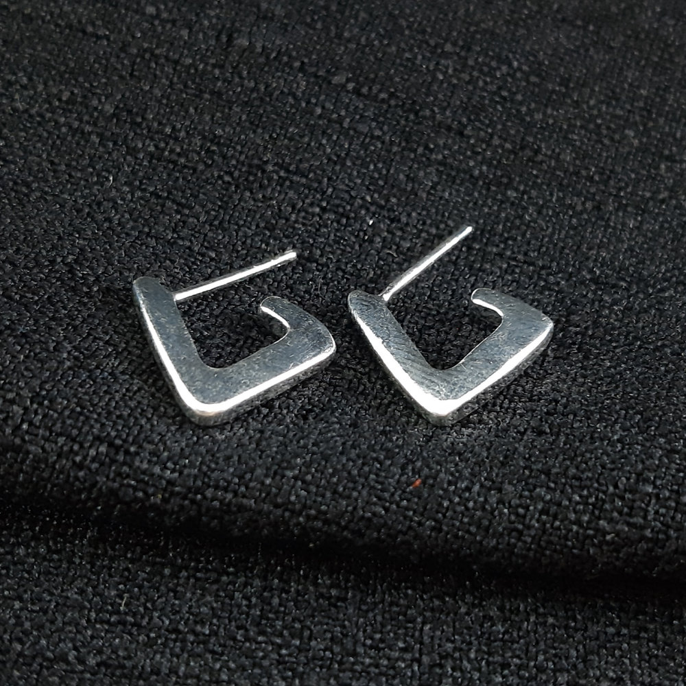 Brinco argola triangular chapeada