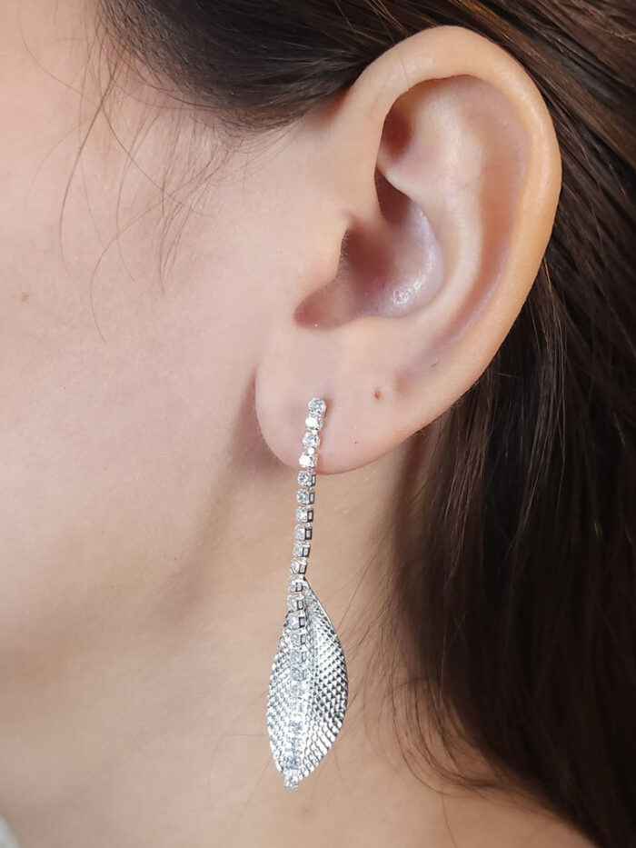 Brinco fio cravejado folha detalhada