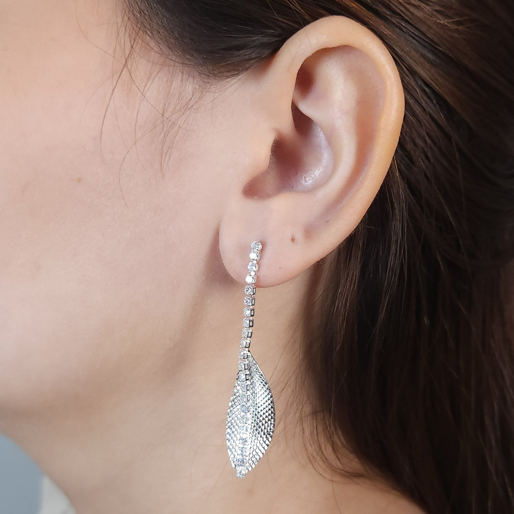 Brinco fio cravejado folha detalhada