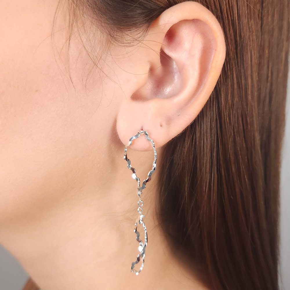 Brinco fio ondulado duplo