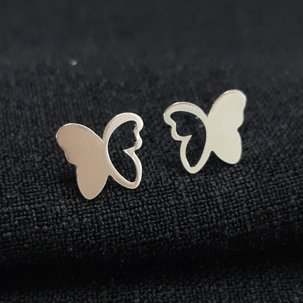 Brinco borboleta vazada e lisa