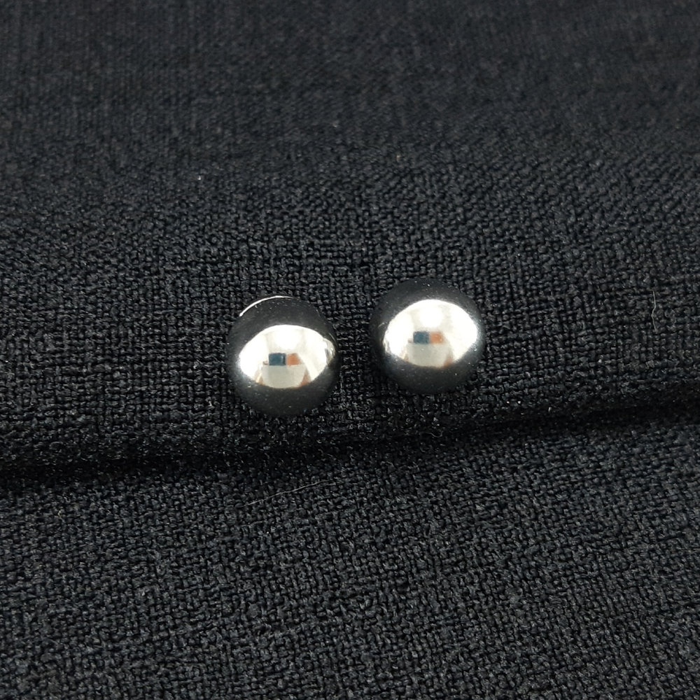 Brinco bola prateada com base detalhada