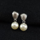 Brinco base craquelado com pérola