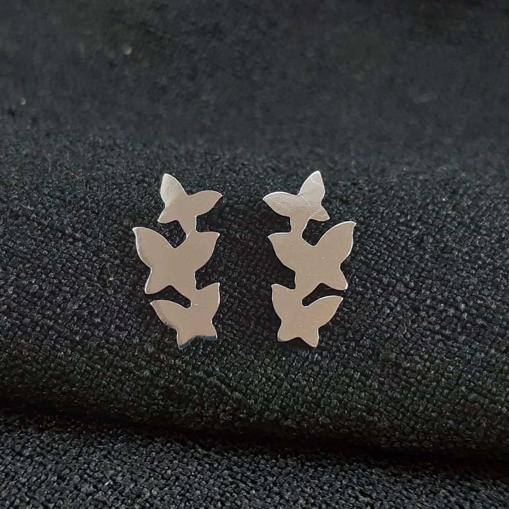 Brinco borboletas tripla liso