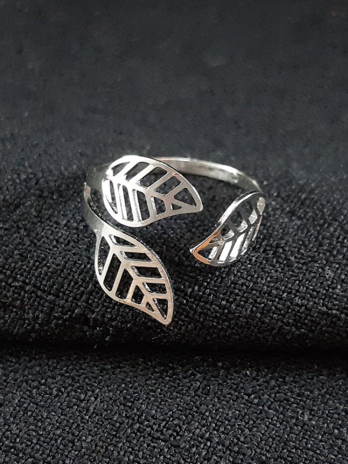 Anel folha tripla vazada