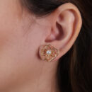 Brinco flor aramada com pérola