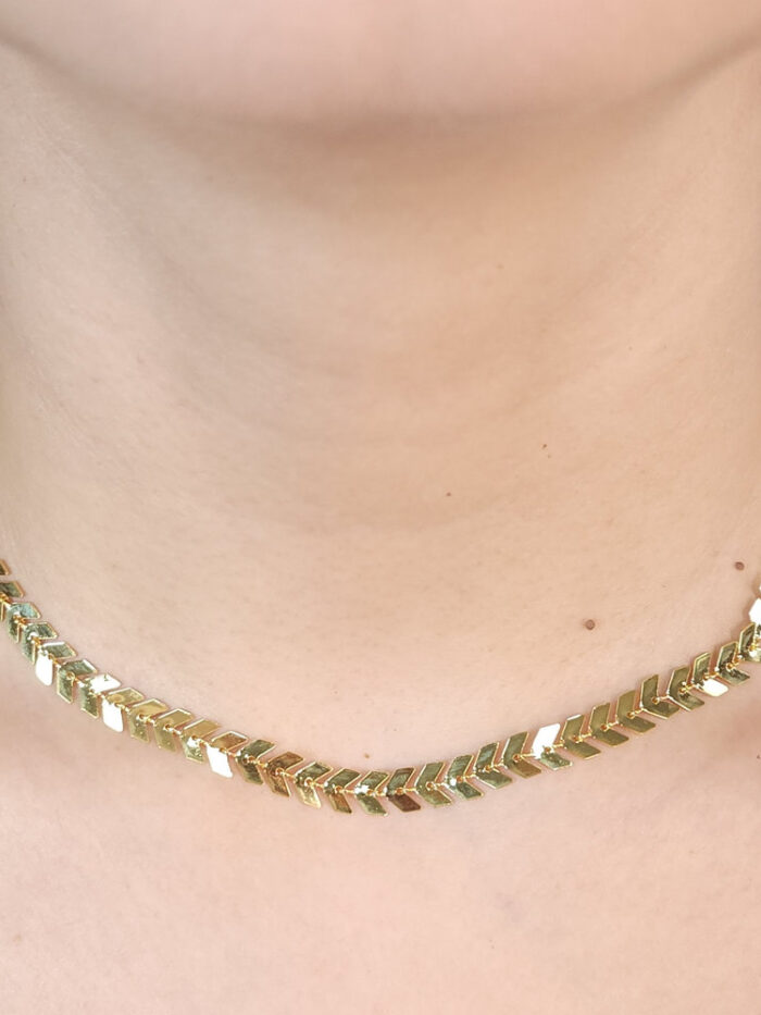 Gargantilha chocker estilo seta dourada