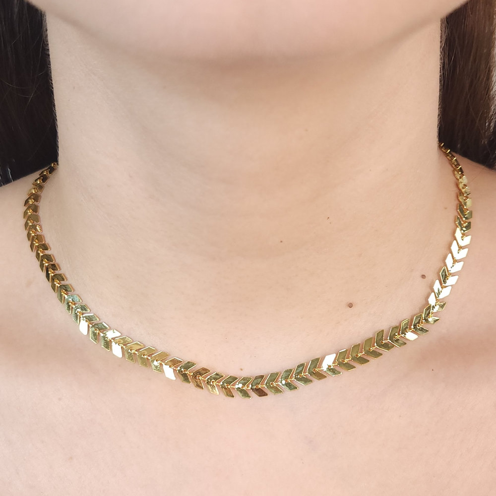 Gargantilha chocker estilo seta dourada