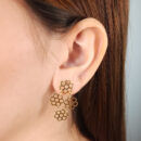 Brinco flor quarteto vazado dourado