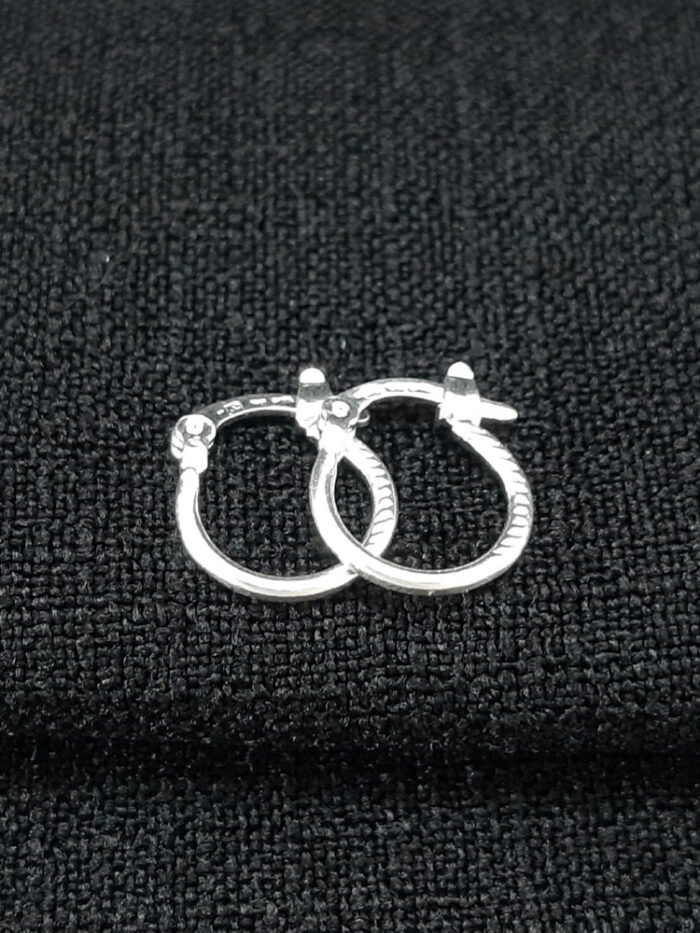 Brinco argolinha fio detalhado