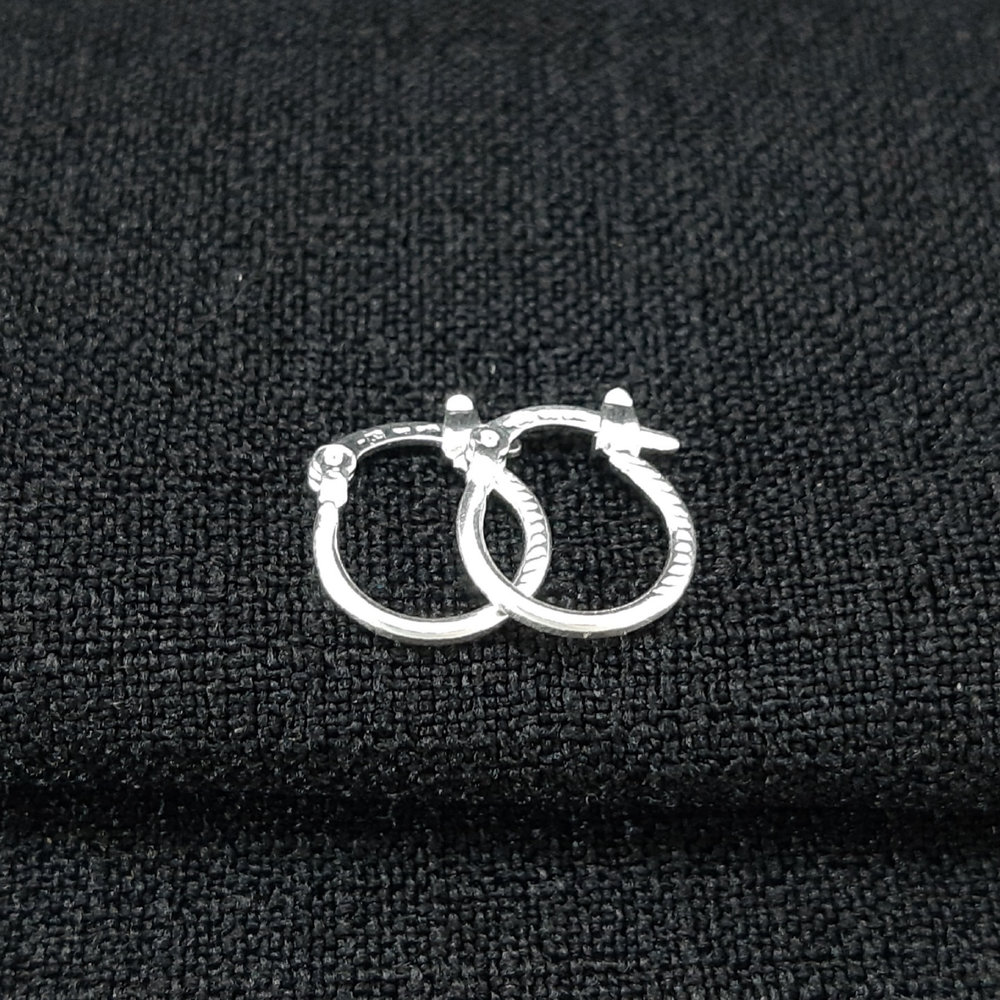 Brinco argolinha fio detalhado