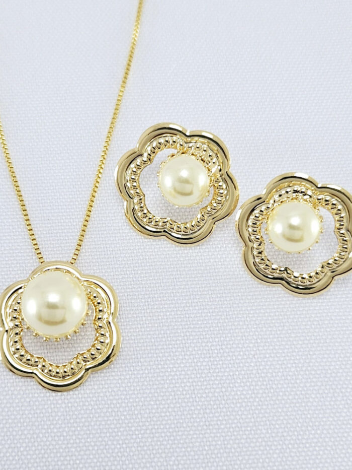Conjunto flor vazada com pérola central