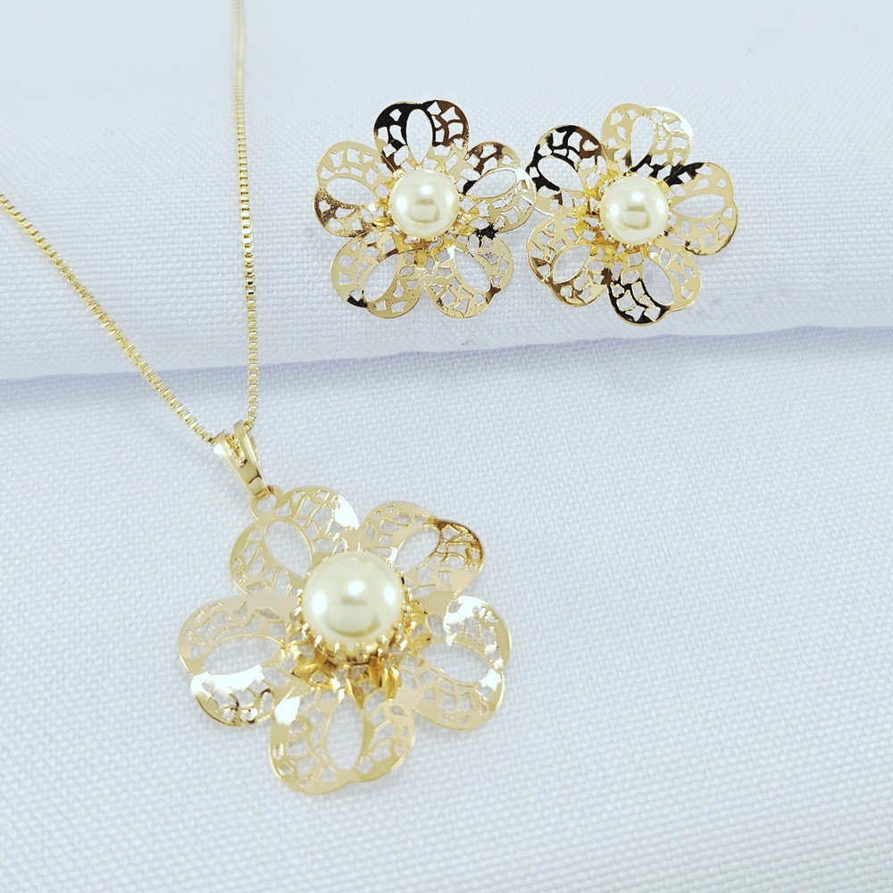 Conjunto flor vazado com pérola