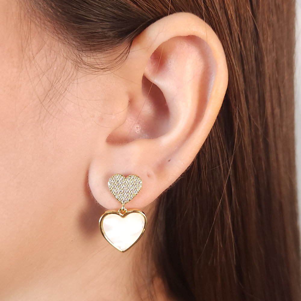 Brinco coração duplo cravejado com detalhe madre pérola